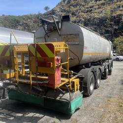 DAF CF-85-300 TANKER & 14' TAR SPRAYER